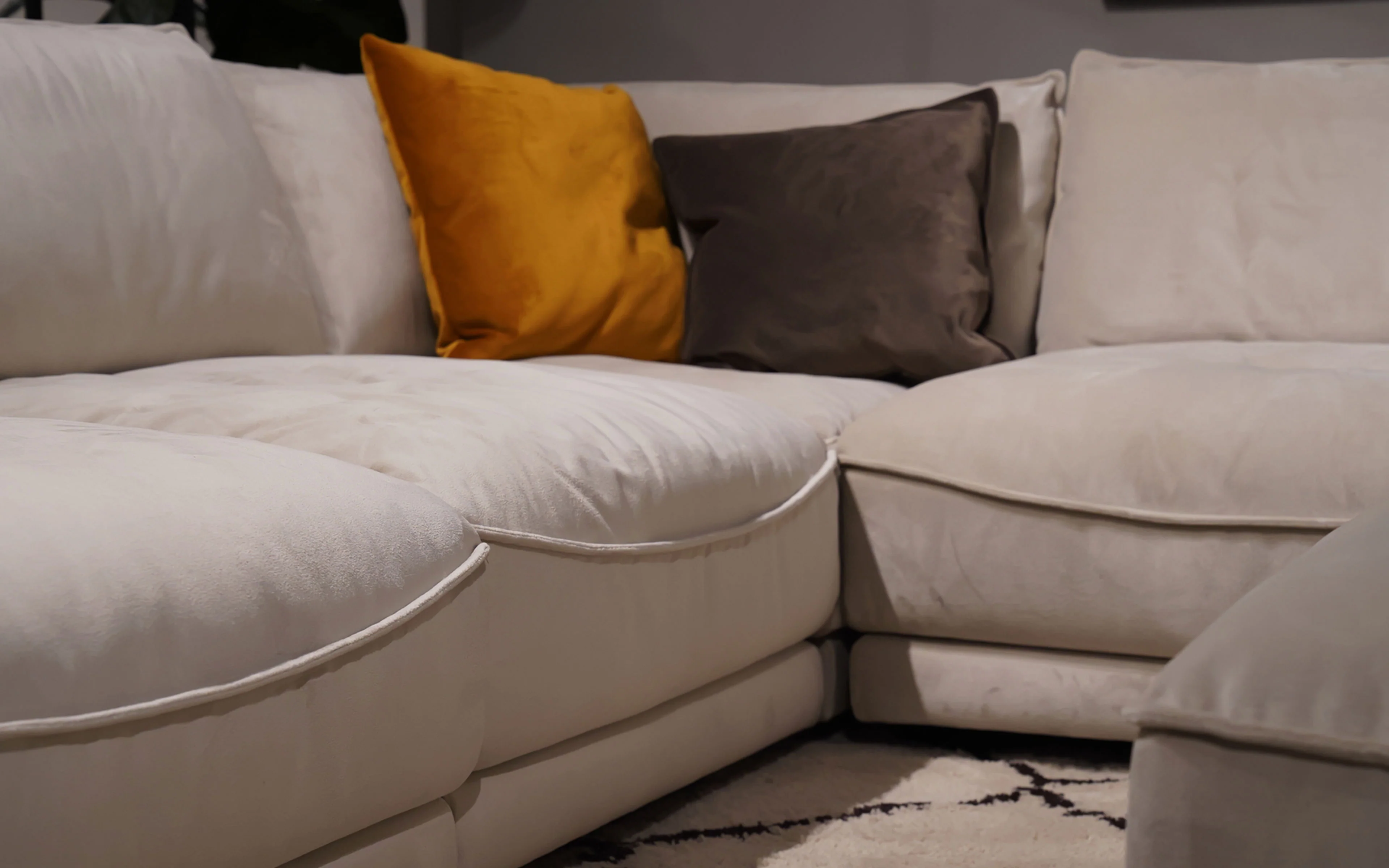 Favonius Modern Motion Sectional Sofa - Image 5