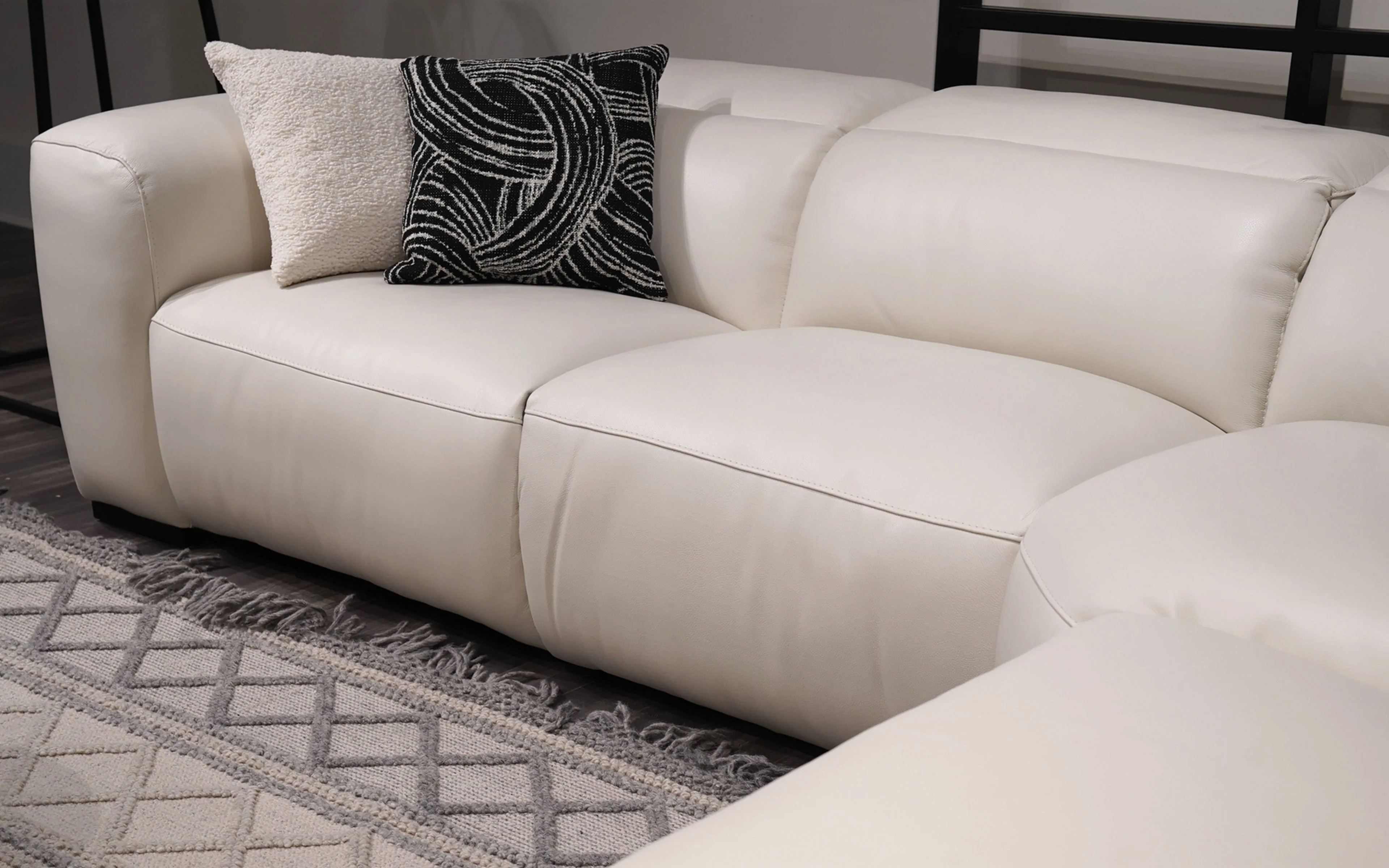 Rosabella 5pc Modern Leather Reclining Sectional - Image 7